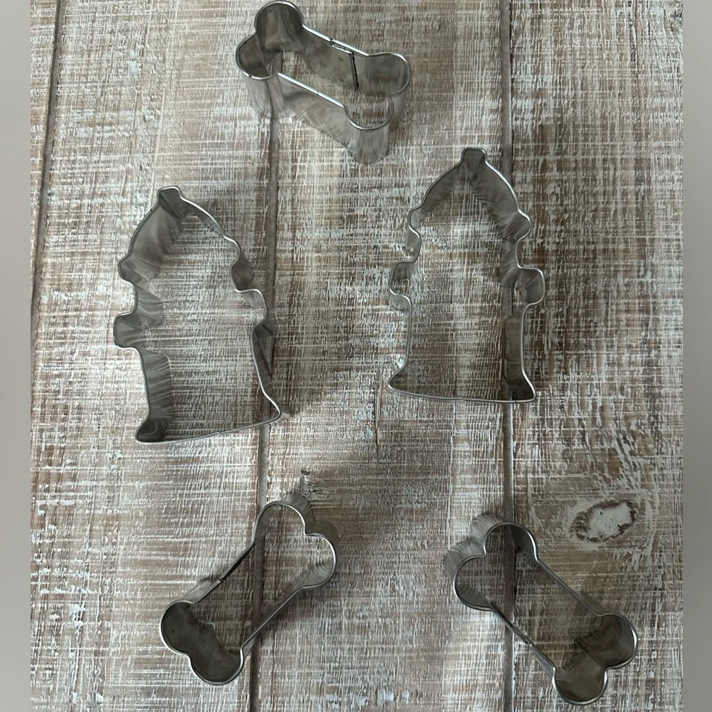 DOG COOKIE TREAT MAKING SET COOKIE CUTTERS PUPPIES PETS